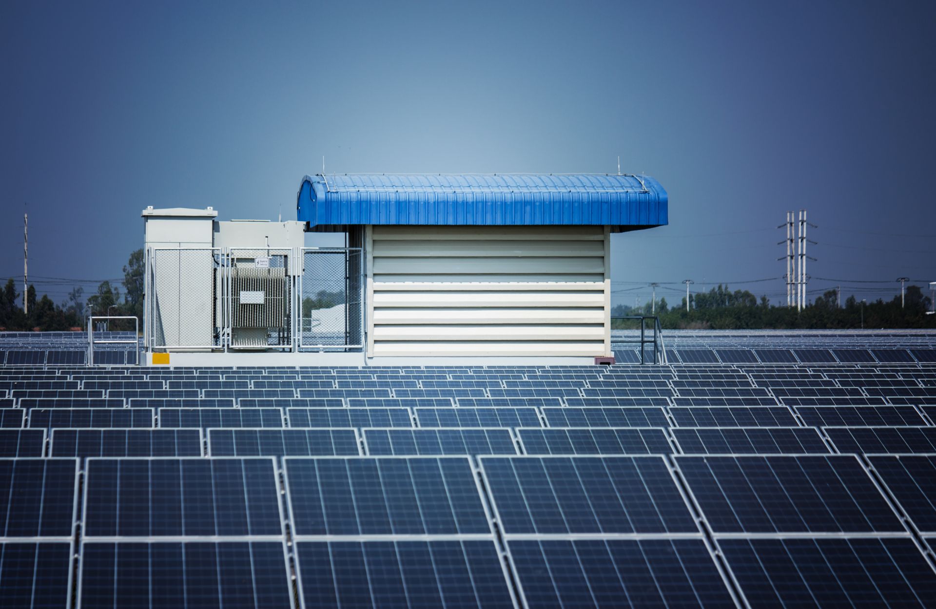 Lee más sobre el artículo Guía para Elegir el Mejor Inversor Solar para tu Sistema Fotovoltaico